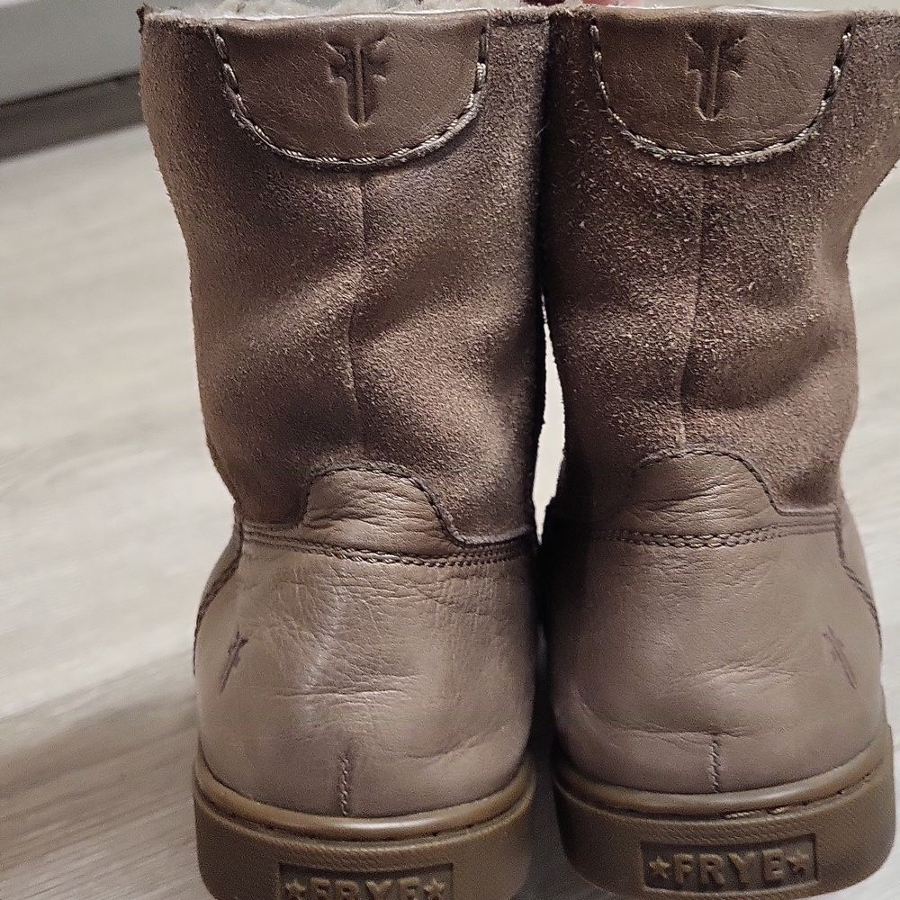 💛 FRYE Taupe‎ Leather Winter Ankle Boots with Rubber Sole. Size 7,5 - Picture 6 of 10